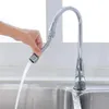 A hand is holding a flexible faucet extension over a sink, with water flowing through it. Produktbild-Vorschau