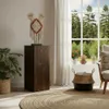 A living room scene with a wooden pedestal displaying a macrame decoration, a large plant, and a round jute rug. Anteprima dell’immagine prodotto