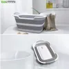 A collapsible basin is shown in two views: one expanded and one folded, with a towel in the background. Voir les images du produit