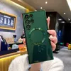 A person is holding a green phone case with a magnetic ring for MagSafe. Náhled obrázku produktu