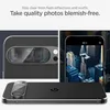 A collage showing a phone's camera lens protector and a phone screen displaying a city skyline. Anteprima dell’immagine prodotto