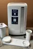 A white portable air conditioner unit with accessories laid out in front of it. Produktbild-Vorschau