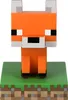 A Minecraft fox figurine sitting on a grassy, blocky base. Náhled obrázku produktu