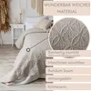 A quilted bedspread is shown on a bed, with close-up details and feature callouts. Produktbild-Vorschau