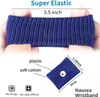Hands stretching a blue elastic wristband, with a smaller wristband shown with dimensions and labels. Produktbild-Vorschau