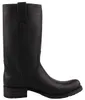Auf dem Bild ist ein schwarzer Stiefel zu sehen der von der Seite betrachtet wird. Der Stiefel hat ein schlichtes und elegantes Design mit einem hohen Schaft. Produktbild-Vorschau