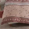 A close-up view of a beige duvet cover with a winter-themed pattern of snowflakes and reindeer. Produktbild-Vorschau