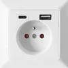 A white wall socket with two USB ports (one USB-A and one USB-C) and a standard European socket. Anteprima dell’immagine prodotto