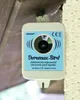 A close-up of an electronic pest repeller mounted outdoors. Anteprima dell’immagine prodotto