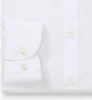 A close-up view of a white men's dress shirt cuff and buttons. Produktbild-Vorschau