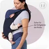 A woman is carrying a baby in a dark blue baby carrier. The baby is asleep. There is a text overlay highlighting a feature. Náhled obrázku produktu