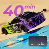 A remote-controlled car is shown on a ramp with text overlays indicating its features. Voir les images du produit