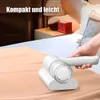 Weißer kompakter Fusselentferner, von einer Hand gehalten, gleitet über eine hellbraune Stoffoberfläche im Schlafzimmer Náhled obrázku produktu