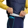 Blizzard Insulated Vest M von La Sportiva; dunkelblau mit elastischem Saum; getragen von einer Person in gelbem Langarmshirt. Produktbild-Vorschau