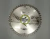 A circular saw blade with teeth around the edge and a central star-shaped cutout. Anteprima dell’immagine prodotto