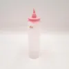 A close-up studio shot of a white squeeze bottle with a pink cap and nozzle on a white surface. Anteprima dell’immagine prodotto
