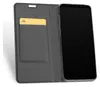 A black flip case for a smartphone with a card slot and a gold card inside. Anteprima dell’immagine prodotto