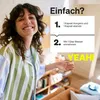 A woman smiling and gesturing towards a graphic with instructions. Anteprima dell’immagine prodotto