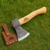 An axe and its leather sheath are placed on a grassy lawn. Anteprima dell’immagine prodotto