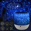 A star projector lamp is shown projecting stars and a moon onto a ceiling and walls. Several circular film inserts with different patterns are displayed in the lower left corner. Produktbild-Vorschau