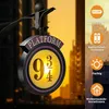 A close-up of a Harry Potter Platform 9 3/4 illuminated sign, with text callouts on the right side. Produktbild-Vorschau