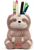 A ceramic sloth-shaped pen holder filled with pens and paperclips, on a white background. Anteprima dell’immagine prodotto