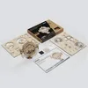 A 3D wooden puzzle of a perpetual calendar, along with its unassembled parts, assembly instructions, and packaging, is displayed on a light gray background. Anteprima dell’immagine prodotto