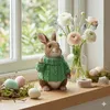 Deko Hase mit grünem Pullover – Sitzende Hasenfigur aus Produktbild-Vorschau 2