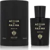 A black perfume bottle and its packaging are displayed against a white background. Voir les images du produit