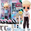 A doll and its accessories are displayed in its packaging, with various items laid out in front. Anteprima dell’immagine prodotto