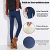 Dunkelblaue, mit Fleece gefütterte Skinny Jeans, an einer Person getragen, mit Nahaufnahmen des Stretchmaterials, des Sherpa-Futters und der Gesäßtaschen Produktbild-Vorschau