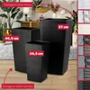 Three black planters of different sizes are displayed on a wooden floor with a rug and plants in the background. Text overlays indicate available colors and sizes. Produktbild-Vorschau