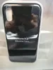 A black iPhone X silicone case is shown in a reflective display. Anteprima dell’immagine prodotto