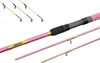 A pink fishing rod with gold accents and the word "Queen" printed on it, shown against a white background. Several other fishing rods in different colors are visible in the background. Anteprima dell’immagine prodotto