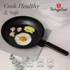 A frying pan with food inside, placed on a light gray mat, with promotional text and logos around it. Anteprima dell’immagine prodotto