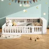 A child's bedroom with a white daybed, toys, and decorative stars on the wall. Anteprima dell’immagine prodotto