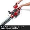 A person is inserting a battery into a hedge trimmer. Produktbild-Vorschau