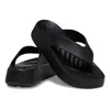 A pair of black Crocs platform flip-flops are shown against a white background. Voir les images du produit