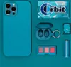 A flat lay of teal-colored accessories including a phone case, earbuds, gum, eyeshadow, and a battery. Anteprima dell’immagine prodotto