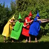 Unisex XXL Brettspiel Kostüm nicht ärgern Spielfiguren Gelb Grün Rot Blau von Vorne mit zur Seite gestreckten Armen Produktbild-Vorschau