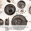 A table setting with dark gray plates, bowls, and cutlery, decorated with dried flowers and coffee beans. Anteprima dell’immagine prodotto