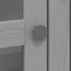 A close-up view of a cabinet door handle and part of the cabinet frame. Voir les images du produit