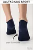 A close-up of two feet wearing navy blue no-show socks. Produktbild-Vorschau