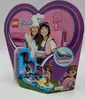 The image shows the packaging for a LEGO Friends Olivia's Summer Heart Box set. The packaging is heart-shaped and features illustrations of characters and the product itself. Anteprima dell’immagine prodotto