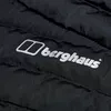Detailaufnahme des Berghaus-Logos auf der Nula Lange Micro Jacket; schwarze Isolationsjacke für Damen. Produktbild-Vorschau