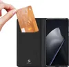 A hand inserts a credit card into a black phone case with a card slot. Produktbild-Vorschau