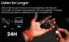 A hand holding earbuds and a charging case, with text describing battery life. Voir les images du produit