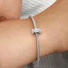 A close-up shot of a person's arm wearing a silver Pandora bracelet with a charm featuring white flowers. Anteprima dell’immagine prodotto