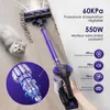 A hand holding a cordless vacuum cleaner with various specifications listed on the right side of the image, next to a cat on a wooden floor. Voir les images du produit