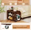 A dark wood side table with shelves and wheels is shown next to a cream-colored sofa. The table has decorative items on it, including books, a vase, and records. The image also includes text overlays highlighting features. Anteprima dell’immagine prodotto